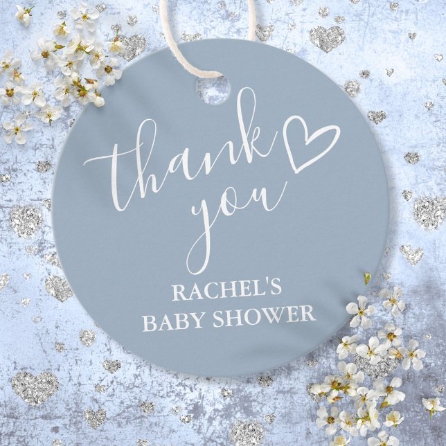 Étiquettes Cadeau Baby shower de garçon bleu Dusty Script Merci de c (Dusty Blue Boy Baby Shower Script Heart Thank You Favor Tags)
