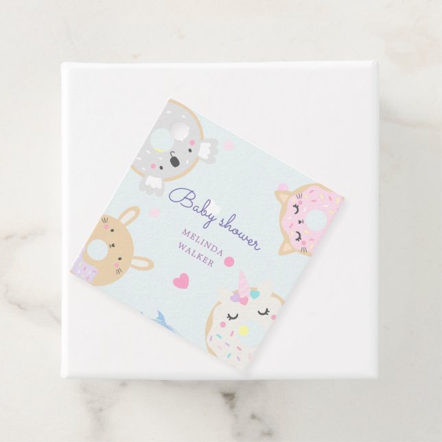 Étiquettes Cadeau baby shower monogramme de beignes animaux mignons (En situation)