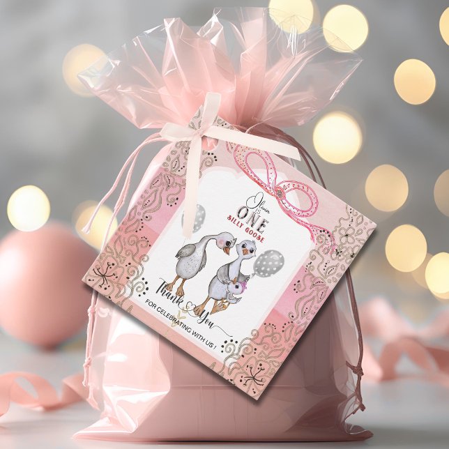 Étiquettes Cadeau Balise Favorite de 1er anniversaire de la famille  (Silly Goose Family Pink&Bow 1st Birthday Favor Tag)