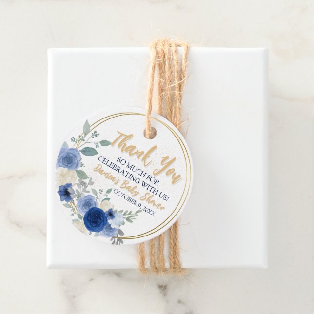 Étiquettes Cadeau Balise Floral Bleu & Gold Favoriser (En situation)