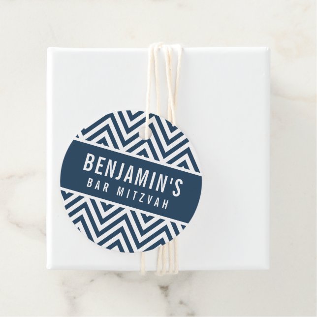 Étiquettes Cadeau BAR MITZVAH simple moderne bloc chevron marine ble (En situation)