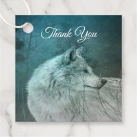 Beau loup gris dans un Merci de forêt foncée