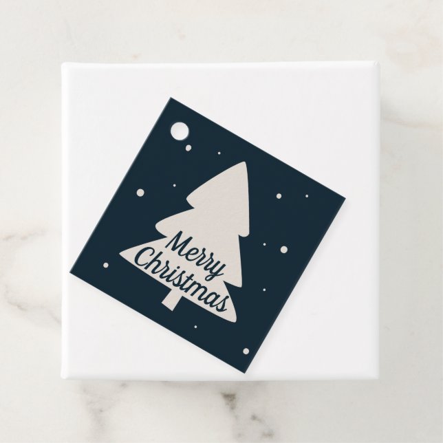 Étiquettes Cadeau Bleu avec pin blanc et flocon de Noël (En situation)