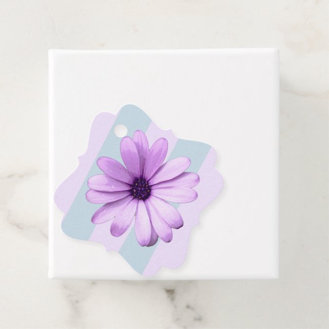 Étiquettes Cadeau blue and purple striped daisy pattern (En situation)