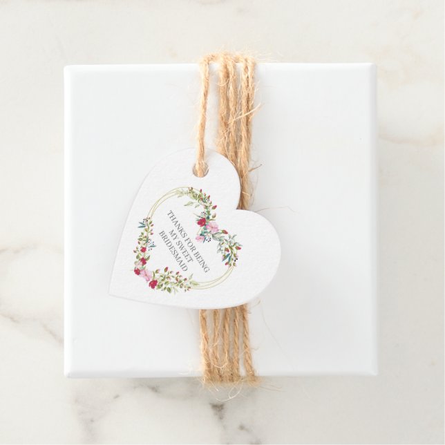 Étiquettes Cadeau Bridesmaid Thank You Floral Heart Garland in Red (En situation)