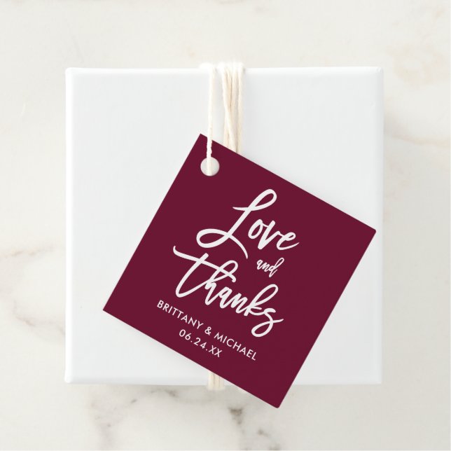 Étiquettes Cadeau Brush Script Love et Merci Burgundy Mariage (En situation)