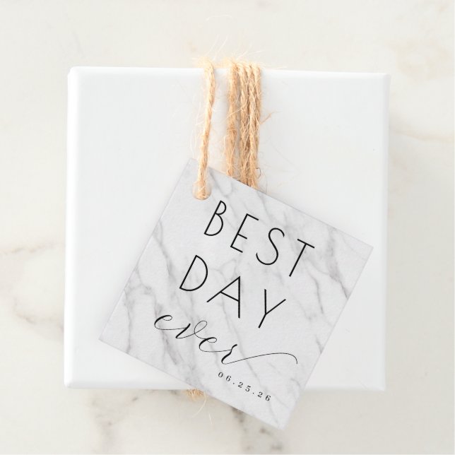 Étiquettes Cadeau Calligraphie élégante en marbre blanc (En situation)