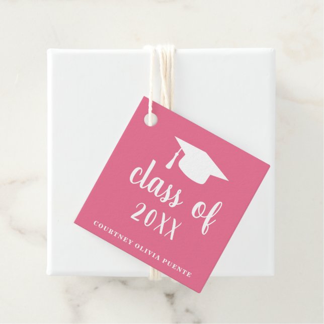 Étiquettes Cadeau Carte de mortier rose simple Graduation moderne (En situation)