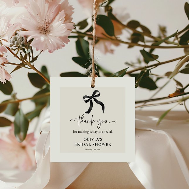 Étiquettes Cadeau Chic Elle Noue le Nœud Noir Cérémonie de Mariage (Créateur téléchargé)