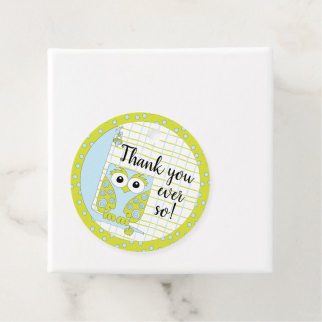 Étiquettes Cadeau Chouette bleue baby shower dans un arbre (En situation)