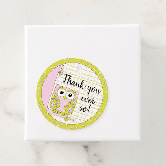 Étiquettes Cadeau Chouette rose baby shower dans un arbre (En situation)