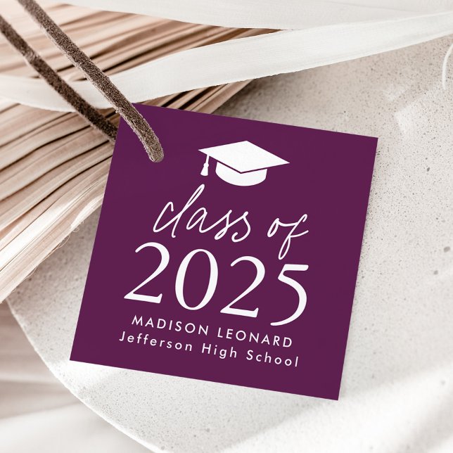 Étiquettes Cadeau Classe moderne de 2025 Script Purple Graduation (Créateur téléchargé)