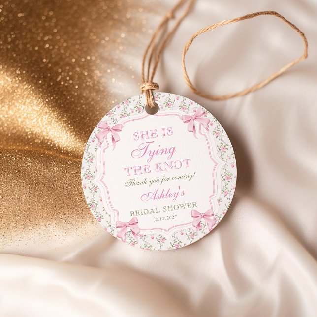 Étiquettes Cadeau Coquette Arc Elle Noue la Robe de Mariée Shower (Créateur téléchargé)