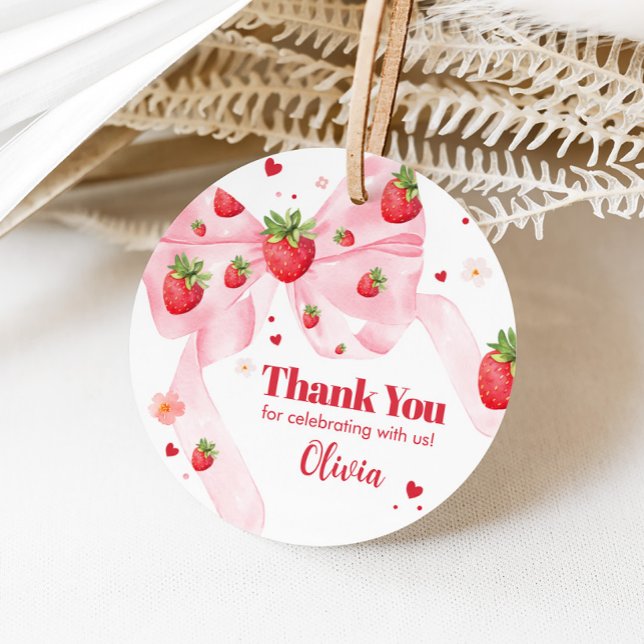 Étiquettes Cadeau Coquette fraise fête d'anniversaire ronde (Strawberry Coquette Berry First Birthday Party Round Favor Tags)