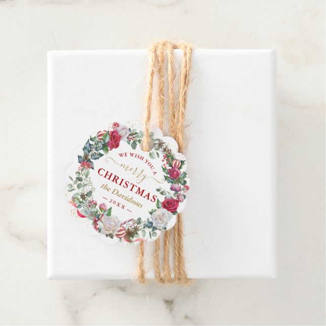 Étiquettes Cadeau Couronne monogramme We Wish You A Merry Christmas (En situation)