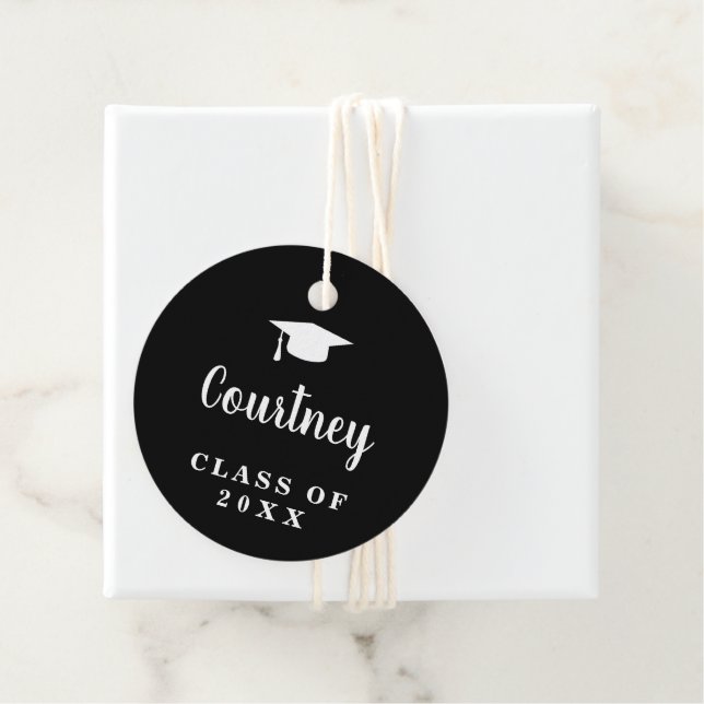 Étiquettes Cadeau Cute Black Simple Mortier Board Moderne Graduation (En situation)