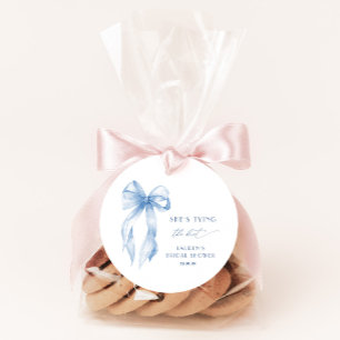 Étiquettes Cadeau Dusty Blue Bow She's Tying the Knot Fête des marié
