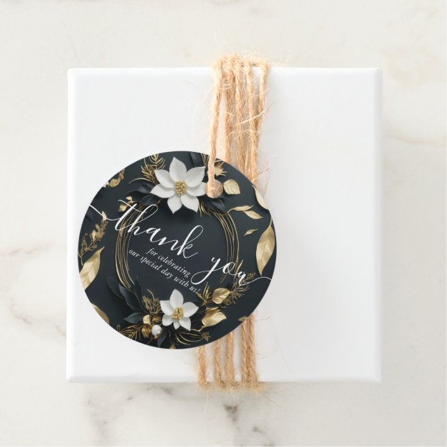 Étiquettes Cadeau Élégant Mariage de couronnes florales noir blanc e (En situation)
