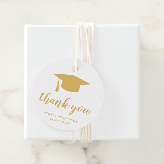 Étiquettes Cadeau Élégant Mortier  Merci Gold Graduation (En situation)