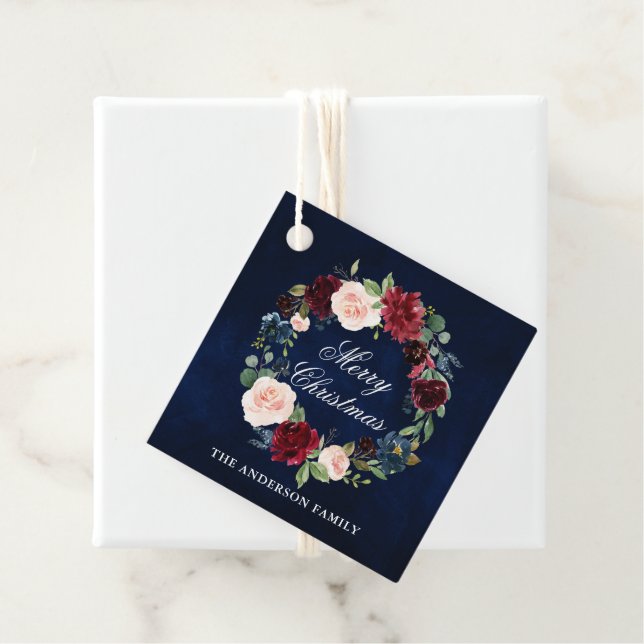 Étiquettes Cadeau Elégante aquarelle fleurie couronne Joyeux Noël (En situation)