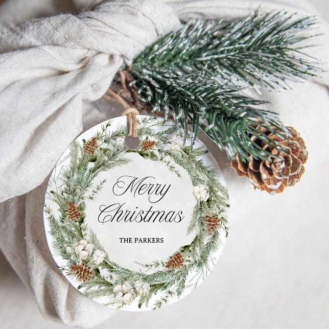 Étiquettes Cadeau Elégante couronne de pin et verdure | Joyeux Noël (An elegant Christmas gift tag with a pine wreath and greenery)