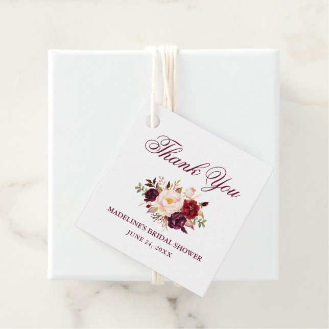 Étiquettes Cadeau Elégante Fête des mariées florale bordeaux (En situation)