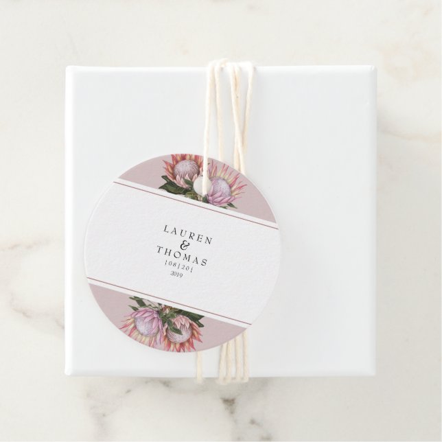 Étiquettes Cadeau Élégante fleur de protéa king (En situation)