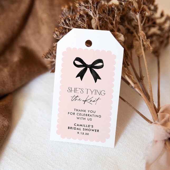 Étiquettes-cadeau Elle est en train de nouer la Fête des mariées (Pink She's tying the knot bow bridal shower favor tag)