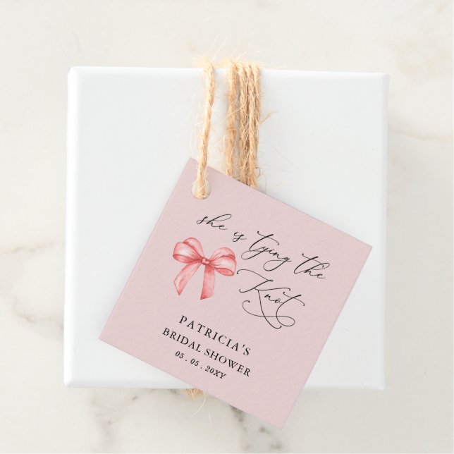 Étiquettes Cadeau Elle noue la Fête des mariées arc rose noeud (En situation)