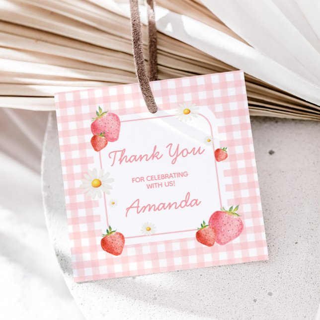 Étiquettes Cadeau En vichy rose fraise Anniversaire Carré de fête (Pink Gingham Berry First Birthday Party Square Favor Tags)