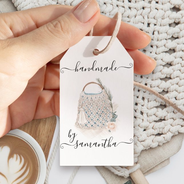 Étiquettes-cadeau Fait à la main par nom avec instructions de soins  (Handmade hang tags with boho boutique macrame or crochet bag)