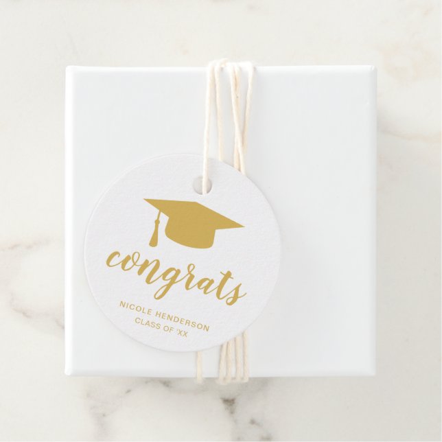 Étiquettes Cadeau Félicitations Élégant Gold et White Graduation Cap (En situation)
