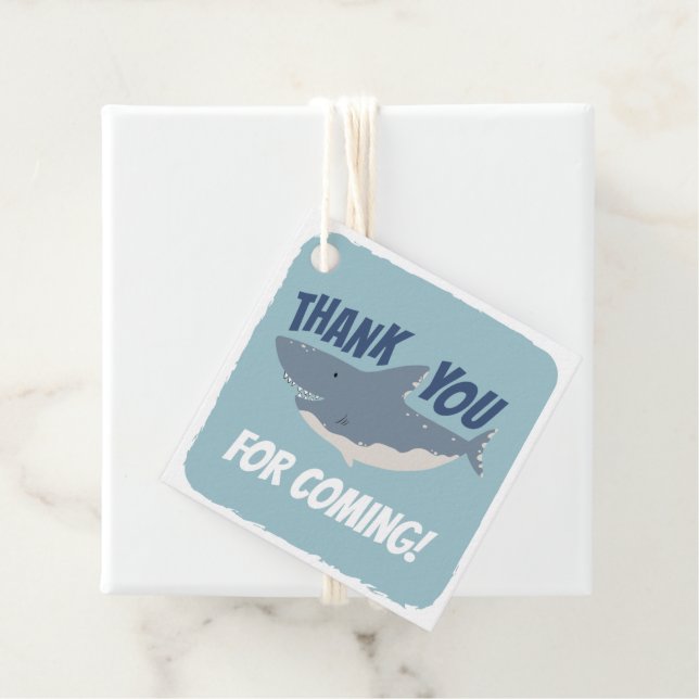 Étiquettes Cadeau Fintastic Happy Shark Birthday Merci (En situation)