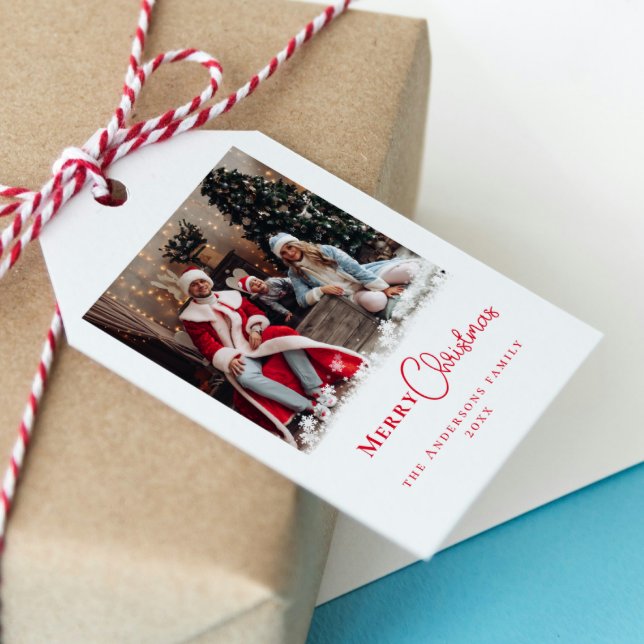 Étiquettes-cadeau Flammes de neige modernes à la mode de Noël Rouge (Merry Christmas Photo Modern Family Portrait Red Gift Tags)