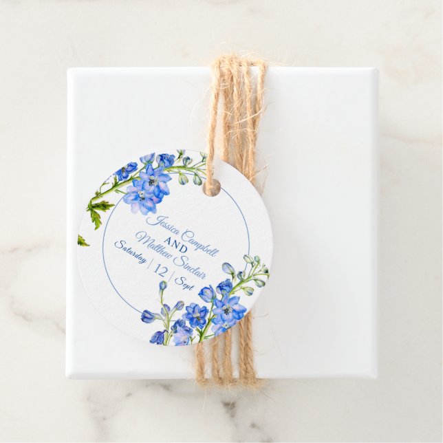 Étiquettes Cadeau Fleurs de Delphinium bleu aquarelle art mariage (En situation)