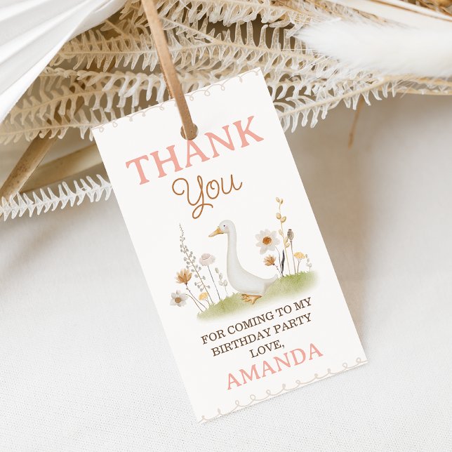Étiquettes-cadeau Floral Beige Rustique Une oie Silly 1er anniversai (One Silly Goose 1st Birthday Tag Template, Silly Goose First Birthday Tag For Girl, Goose Themed Tag)