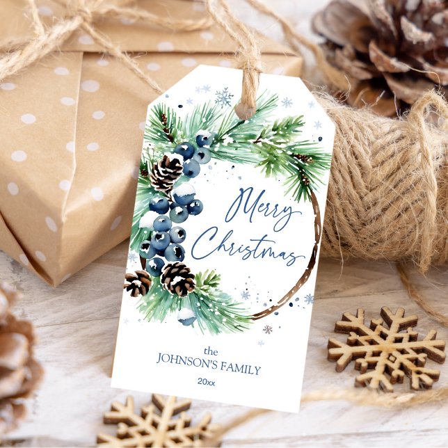 Étiquettes-cadeau Fruits d'hiver bleus (Christmas pine wreath with blue winter berries gift tags Merry Christmas gift tags dusty blue)