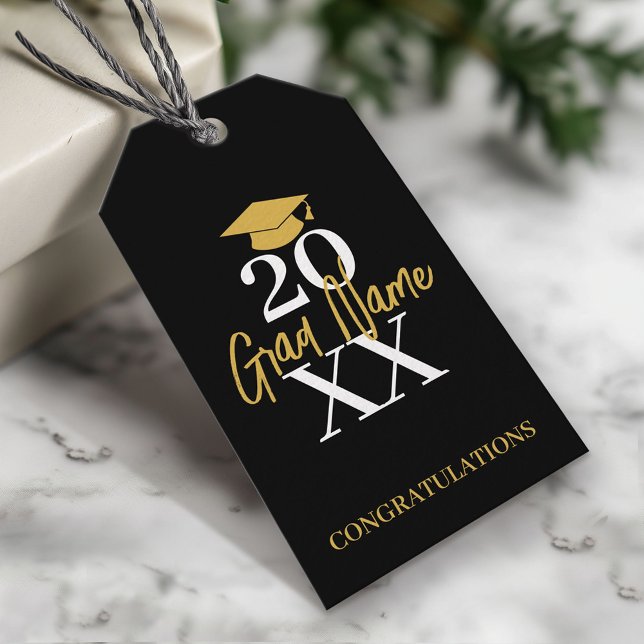 Étiquettes-cadeau Grande année - Nom et Casquette - Graduation d'or  (Custom Graduation Gift Tag - Modern Black and Gold Design)