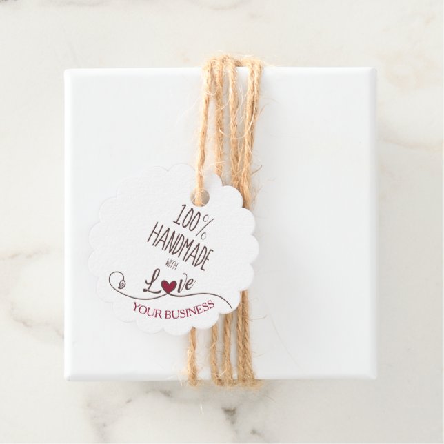 Étiquettes Cadeau Handmade with Love Quote with Red Heart (En situation)