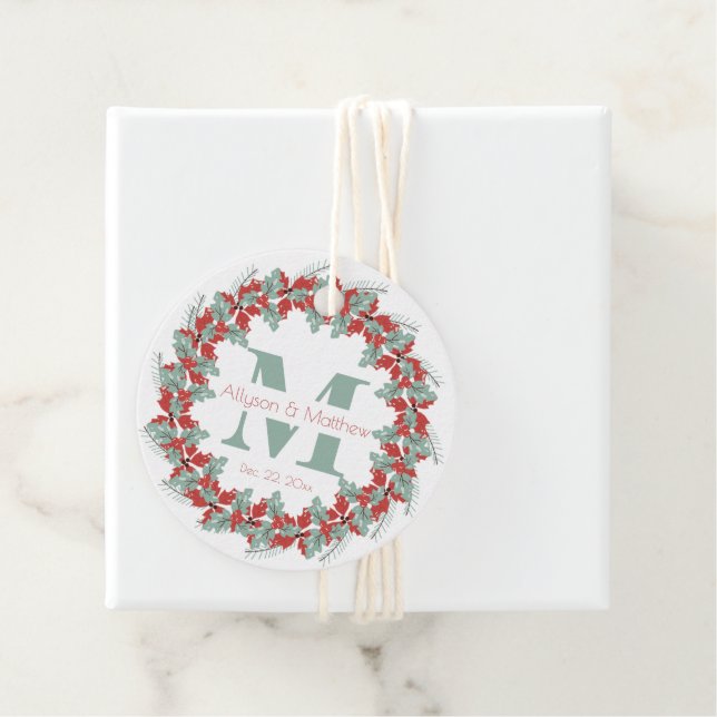 Étiquettes Cadeau Holly Wreath Mariage de Noël Monogramme | Nom (En situation)