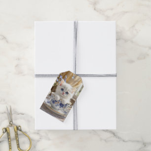Étiquettes-cadeau Kitten blanc dans une Tea up