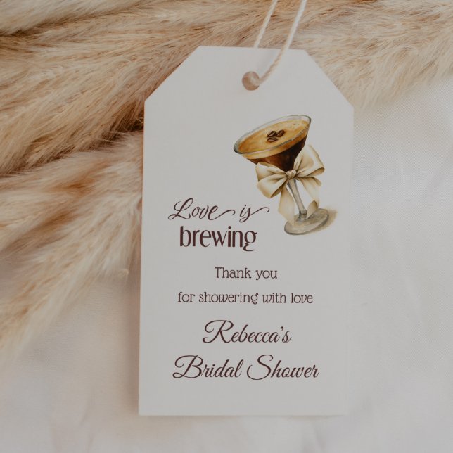Étiquettes-cadeau L'amour brasse Bow Espresso Martini Fête des marié (Créateur téléchargé)