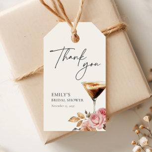 Étiquettes-cadeau L'amour est en train de préparer une élégante douc