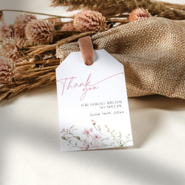 Étiquettes-cadeau L'amour rose pâle est en Merci Fleur sauvage fleur (Blush pink wildflower "love is in bloom" thank you tag for garden tea party for the bride)