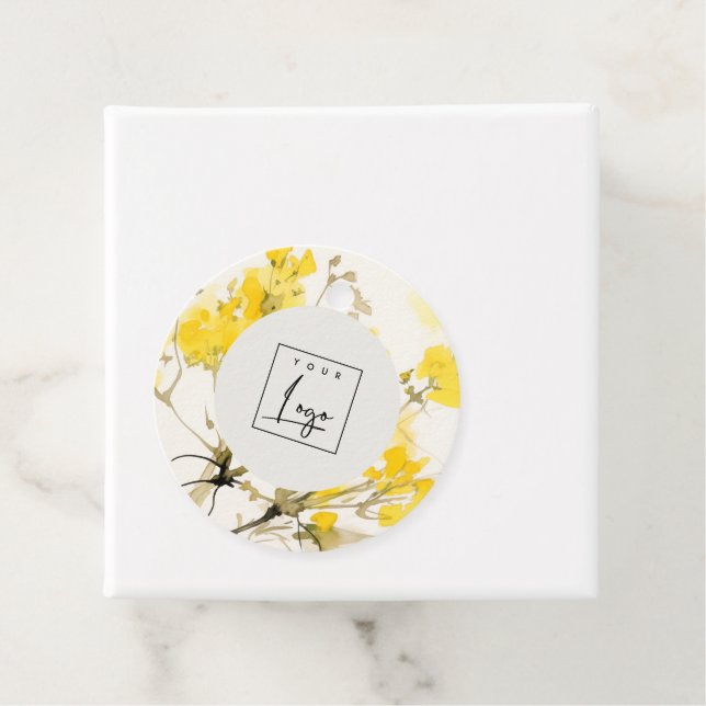 Étiquettes Cadeau Logo d'entreprise fleurie Boho Fleur sauvage jaune (En situation)