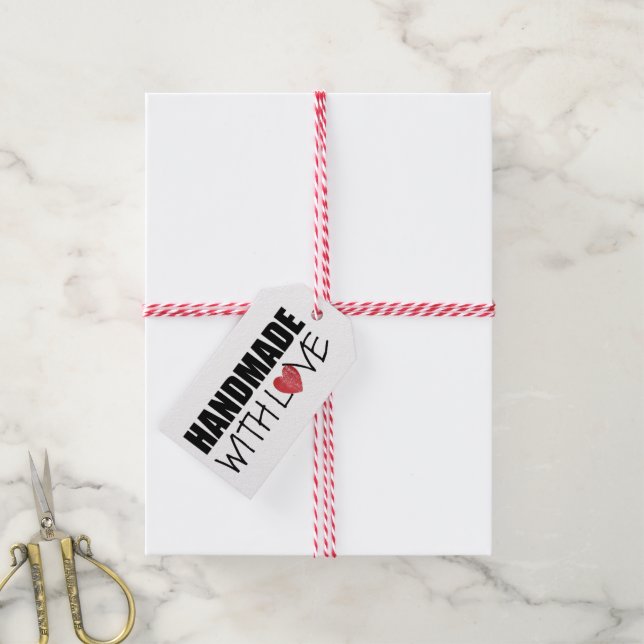 Étiquettes-cadeau MAINTENANT AVEC AMOUR Timbre de coeur rouge (With Twine)