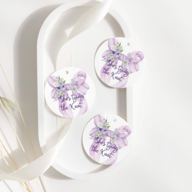 Étiquettes Cadeau Mariage au Ruban Violet Elle Noue le Nœud Réceptio (Créateur téléchargé)