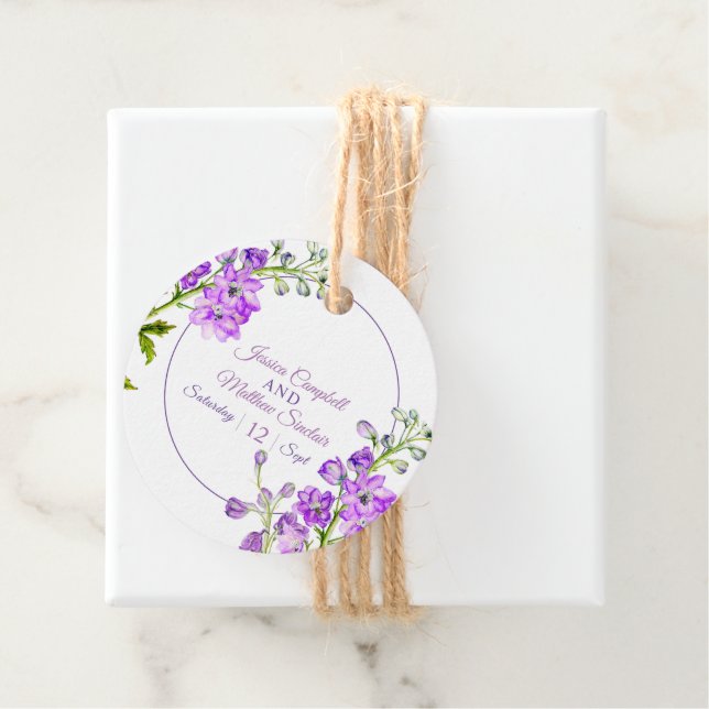 Étiquettes Cadeau Mariage d'art de l'aquarelle violette de Delphiniu (En situation)