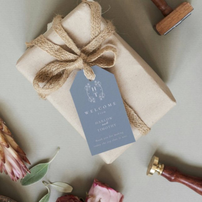 Étiquettes-cadeau Monogram Crest Dusty Blue Mariage Bienvenue (Modern Monogram Crest Dusty Blue Wedding Welcome Gift Tags)