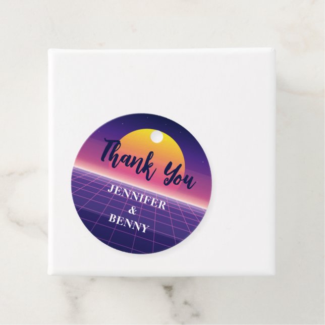 Étiquettes Cadeau Neon 80s Purple Synthwave Sunset Merci (En situation)
